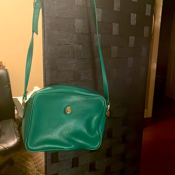 Liz Claiborne Crossbody or shoulder purse Adds a Great pop of green. Gold metal. - Picture 14 of 17